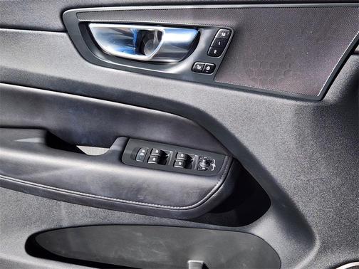 2023 Volvo XC60 Recharge Plug-In Hybrid T8 Plus Dark Theme