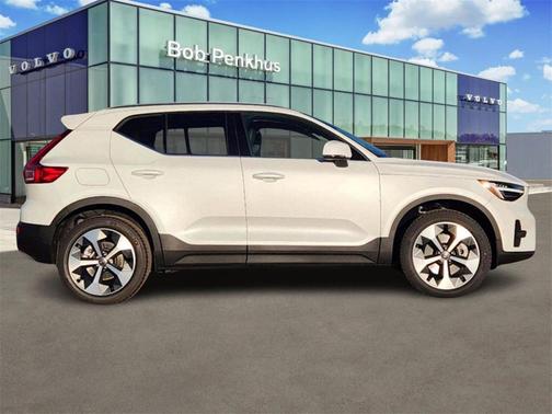 2025 Volvo XC40 B5 Plus Bright Theme
