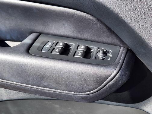 Crystal White Metallic 2023 Volvo XC60 Recharge Plug-In Hybrid T8 Plus Dark Theme