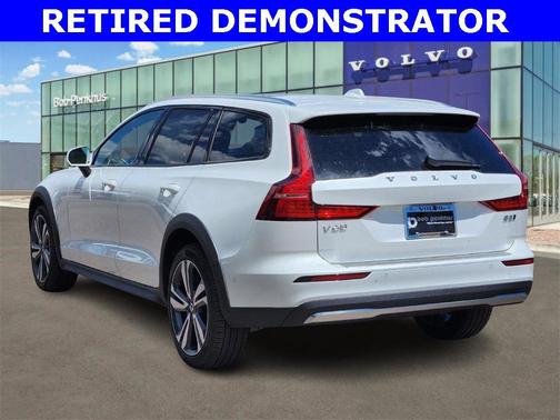 2025 Volvo V60 Cross Country B5 Plus