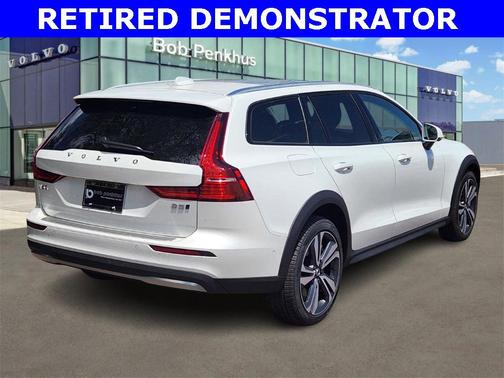 2025 Volvo V60 Cross Country B5 Plus