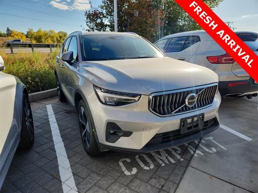 2025 Volvo XC40 B5 Plus Bright Theme