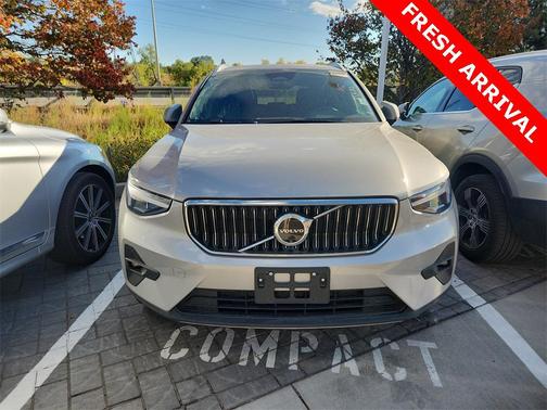 2025 Volvo XC40 B5 Plus Bright Theme