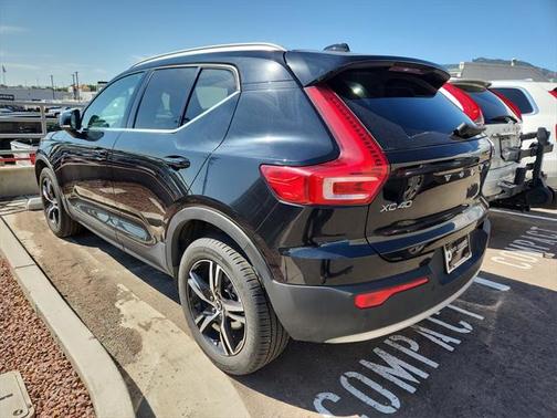 2025 Volvo XC40 B5 Core Bright Theme