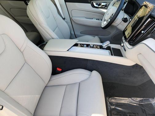 Crystal White 2026 Volvo XC60 B5 Ultra