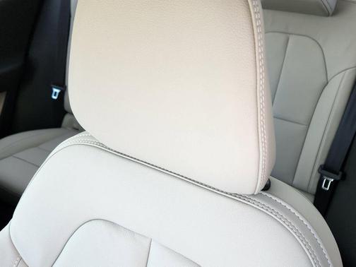 Crystal White 2026 Volvo XC40 Plus, B5 AWD Gas (mild hybrid), Dark