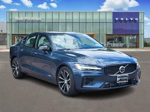 2024 Volvo S60 Recharge Plug-In Hybrid T8 Plus Dark Theme
