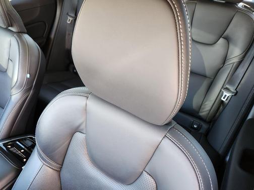 2023 Volvo XC60 B6 Ultimate Dark Theme