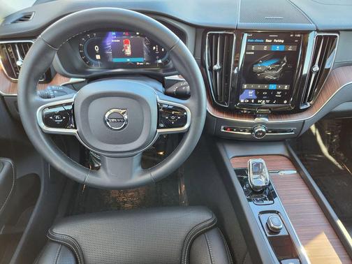 2023 Volvo XC60 B6 Ultimate Dark Theme