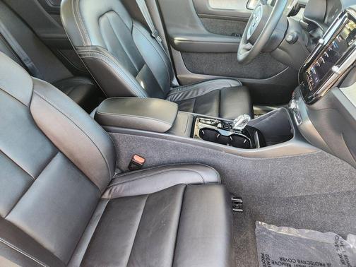 2023 Volvo XC40 B5 Plus Dark Theme