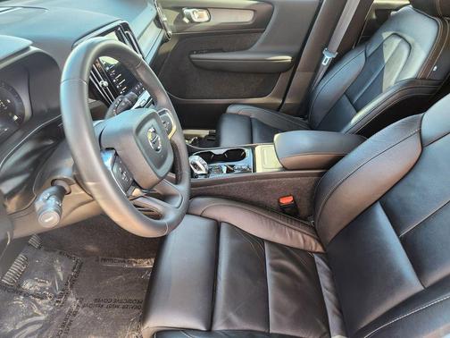 2023 Volvo XC40 B5 Plus Dark Theme