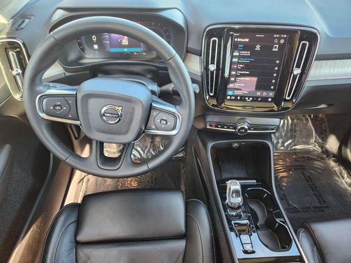 2023 Volvo XC40 B5 Plus Dark Theme