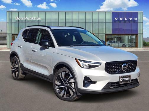 2023 Volvo XC40 B5 Plus Dark Theme