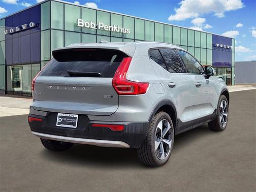 2025 Volvo XC40 B5 Core Bright Theme