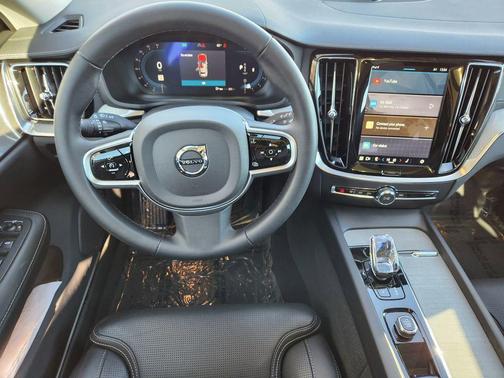 2025 Volvo V60 Cross Country Ultra, B5 AWD Gas (mild hybrid)