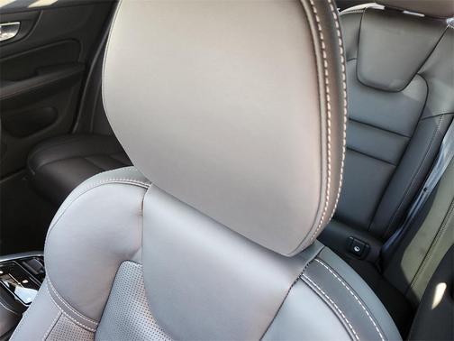 2025 Volvo V60 Cross Country Ultra, B5 AWD Gas (mild hybrid)