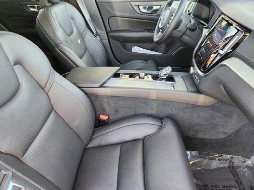 2025 Volvo V60 Cross Country Ultra, B5 AWD Gas (mild hybrid)