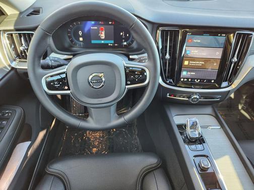 2025 Volvo V60 Cross Country Ultra, B5 AWD Gas (mild hybrid)