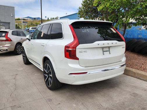Crystal White 2023 Volvo XC90 B6 Plus 7-Seater
