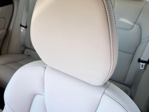 2024 Volvo XC60 Recharge Plug-In Hybrid T8 Plus Dark Theme