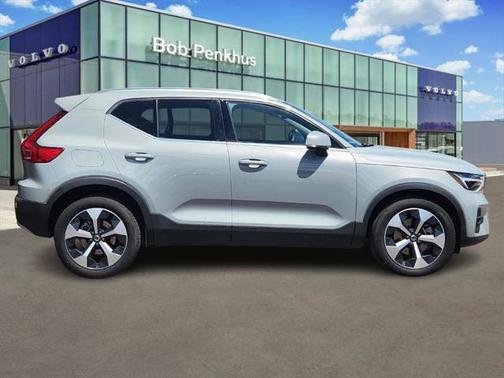 2025 Volvo XC40 B5 Plus Bright Theme