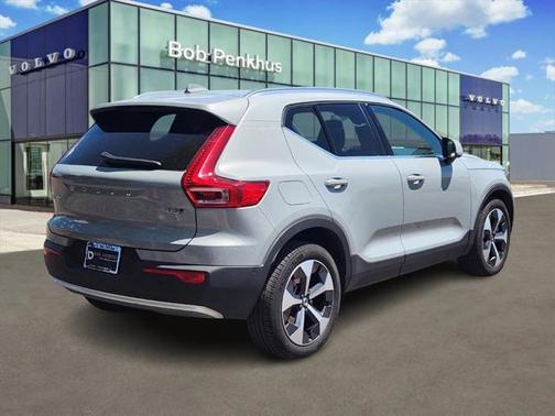 2025 Volvo XC40 B5 Plus Bright Theme