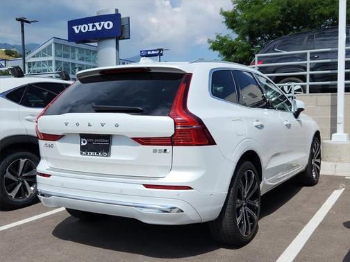 2023 Volvo XC60 B5 Ultimate Bright Theme