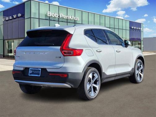 2025 Volvo XC40 B5 Core Bright Theme