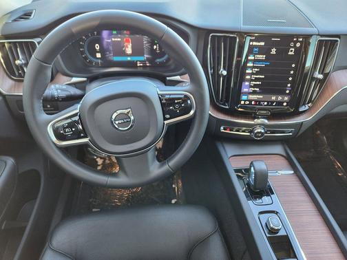 2023 Volvo XC60 Recharge Plug-In Hybrid T8 Plus Bright Theme