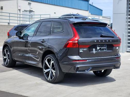 2024 Volvo XC60 Recharge Plug-In Hybrid T8 Ultimate Dark Theme