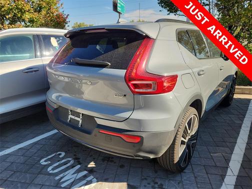 2024 Volvo XC40 B5 Plus Dark Theme