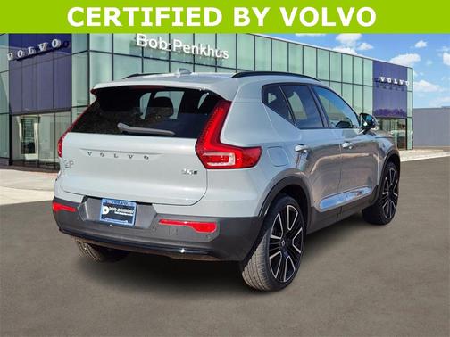 2024 Volvo XC40 B5 Plus Dark Theme