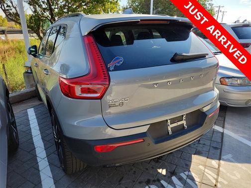 2024 Volvo XC40 B5 Plus Dark Theme