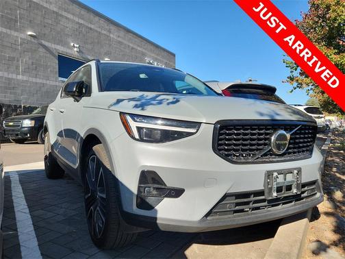 2024 Volvo XC40 B5 Plus Dark Theme