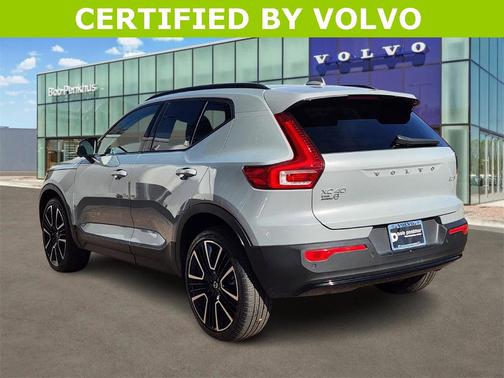 2024 Volvo XC40 B5 Plus Dark Theme