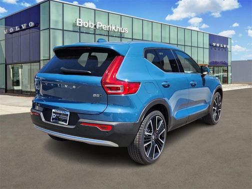 2025 Volvo XC40 B5 Ultra Bright Theme