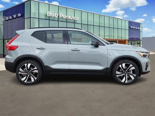 2025 Volvo XC40 B5 Ultra Dark Theme