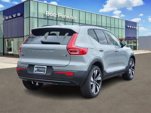 2025 Volvo XC40 B5 Ultra Dark Theme