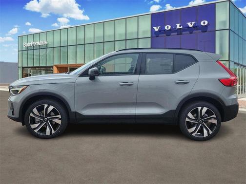 2025 Volvo XC40 B5 Ultra Dark Theme