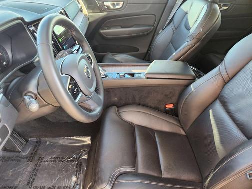 2023 Volvo XC60 B5 Ultimate Bright Theme