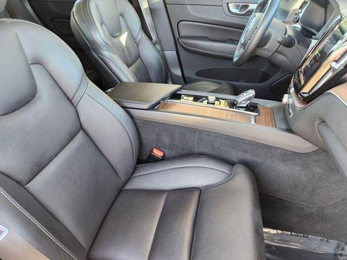 2023 Volvo XC60 B5 Ultimate Bright Theme