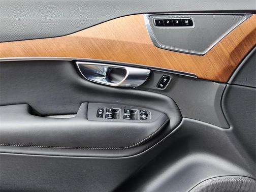 2025 Volvo XC90 B6 Plus 7-Seater