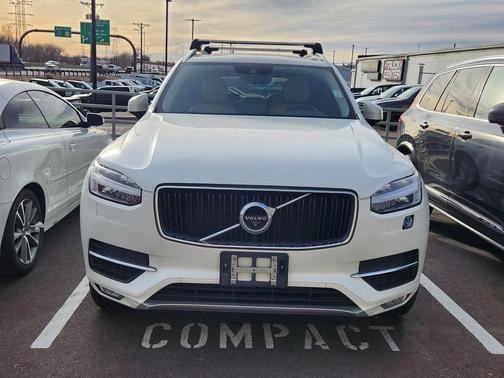 2016 Volvo XC90 T6 Momentum