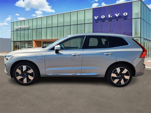 2023 Volvo XC60 Recharge Plug-In Hybrid T8 Plus Bright Theme