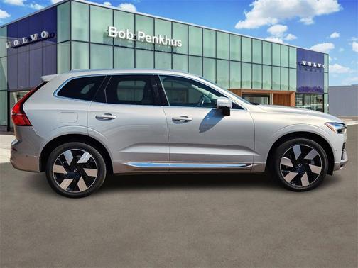 2023 Volvo XC60 Recharge Plug-In Hybrid T8 Plus Bright Theme