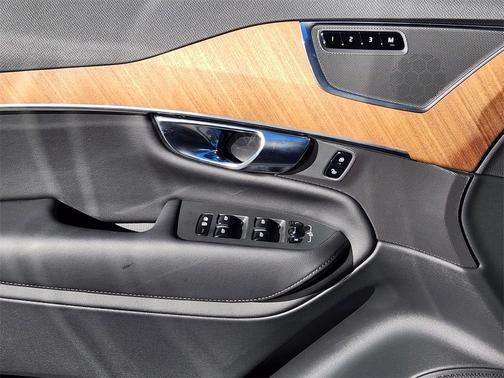 2025 Volvo XC90 B5 Plus