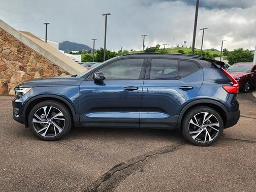 2022 Volvo XC40 T5 R-Design