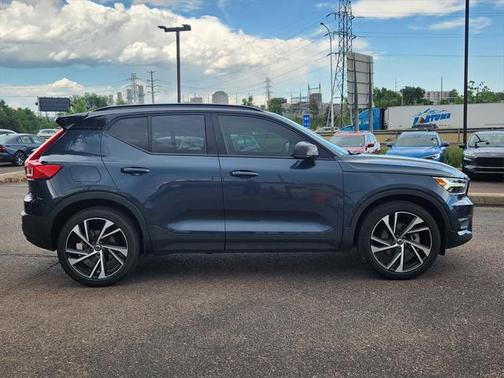 2022 Volvo XC40 T5 R-Design