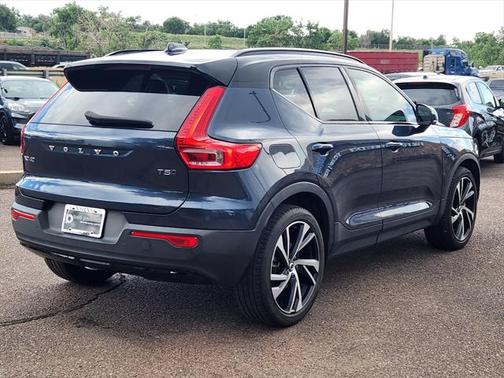 2022 Volvo XC40 T5 R-Design