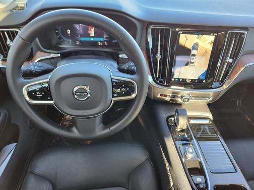 2025 Volvo S60 Plug-In Hybrid T8 Plus